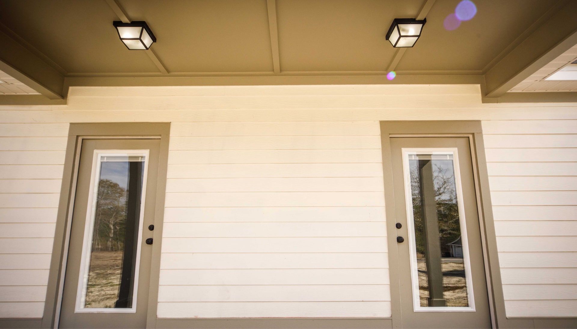 We offer siding services in Phoenix, Arizona. Hardie plank siding installation in a front entry way.
